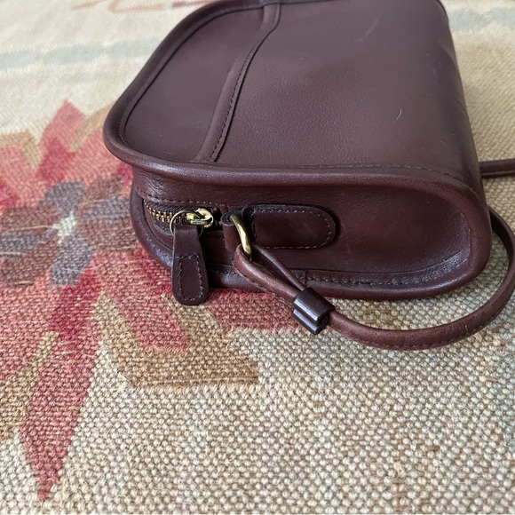 Elegant Brown Leather Crossbody Bag - Picture 7 of 8